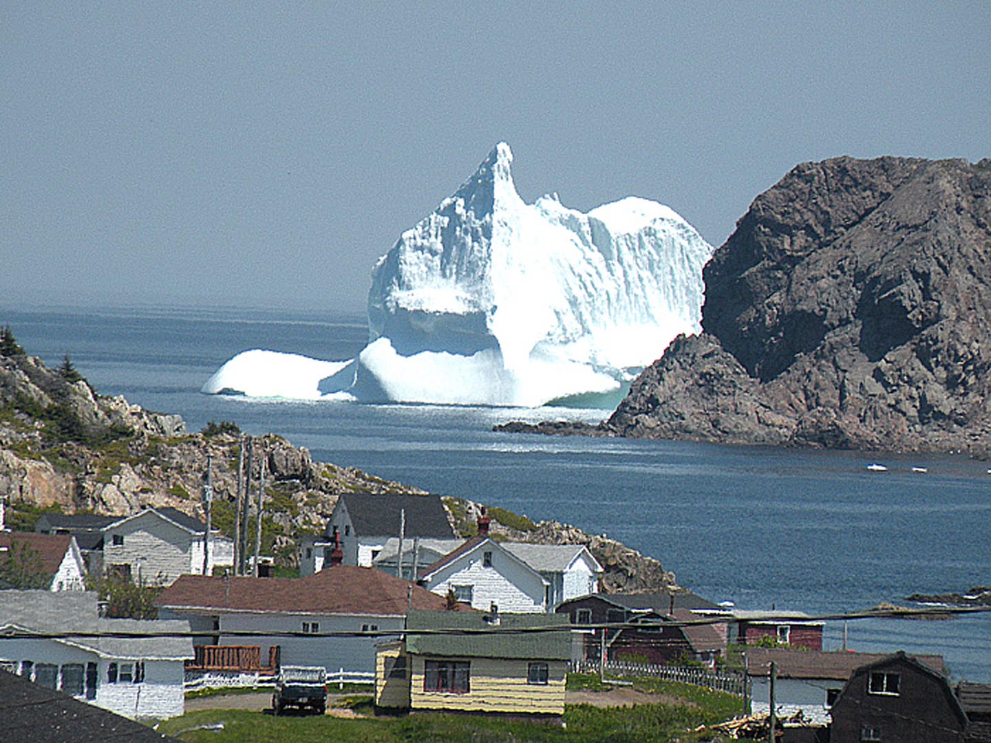 Какой исследователь открыл остров ньюфаундленд. Ньюфаундленд остров Канада. Парад айсбергов у острова ньюфаундленд. Канадский остров ньюфаундленд Айсберг. Ньюфаундленд и лабрадор Канада.